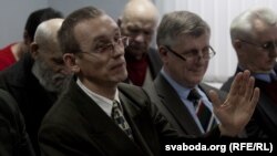 Павал Знавец і Аляксандар Дабравольскі падчас сустэчы дэпутатаў Вярхоўнага савету 13 скліканьня, 15 сакавіка 2013