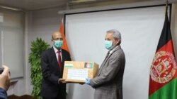 فیروزالدین فیروز، وزیر صحت عامه افغانستان حین تحویل کمک‌های هند در افغانستان