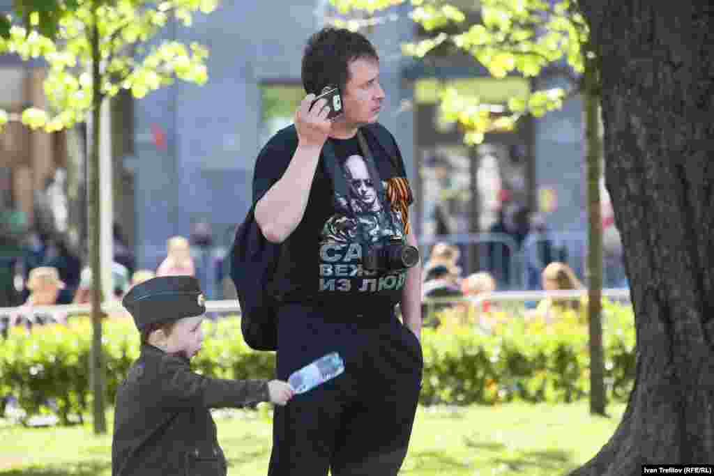 Без футболок с Владимиром Путиным тоже не обходится.