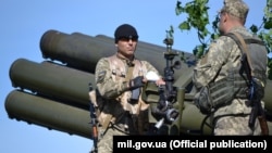 Иллюстративное фото. Украинские артиллеристы у реактивной системы залпового огня 9П140 «Ураган» 