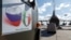 Российские военные загружают оборудование и средства дезинфекции в грузовые самолеты для отправки в Италию