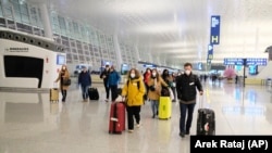 Європейці в очікуванні на виліт із міста Ухань