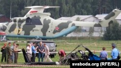 На месцы падзеньня нямецкага верталёта на аэрадроме ў Баравой.