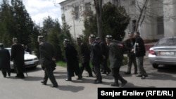 Имам-Ата конушунун тургундары. Ош, 2-апрель, 2013.    