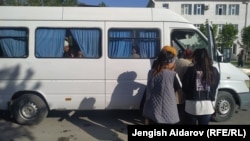 Көк-Таштан Баткен шаарына келген айыл тургундары. 