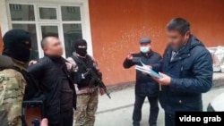 Кылмышка шектүү кармалган учурунда тартылган тасмадан алынган сүрөт.