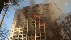 Կիևում ռուսական զորքերի հրետանային հարվածների հետևանքով բնակելի շենք է այրվել