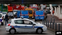 Поліція і пожежники поблизу церкви, де захопили заручників