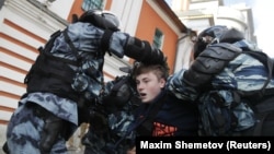 Намойишга чиққанлардан бирини қўлга олиш пайти.