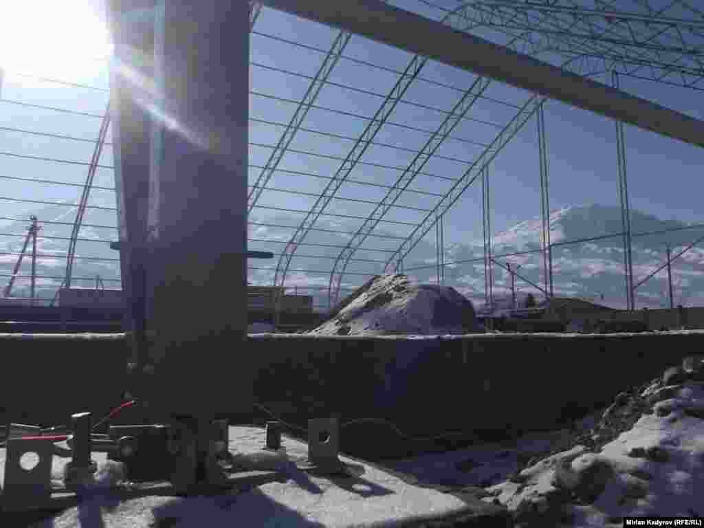 Кыргызстандын хоккей боюнча курама командасы акыркы убактарда эл аралык мелдештерге катышып, ийгиликтерге жетишип келет. 