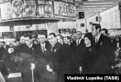 Адкрыцьцё ВДНХ СССР у Менску. Генсакратар ЦК КПСС Леанід Брэжнеў (у цэнтры) у адной з заляў. 27 сьнежня 1968 г оду