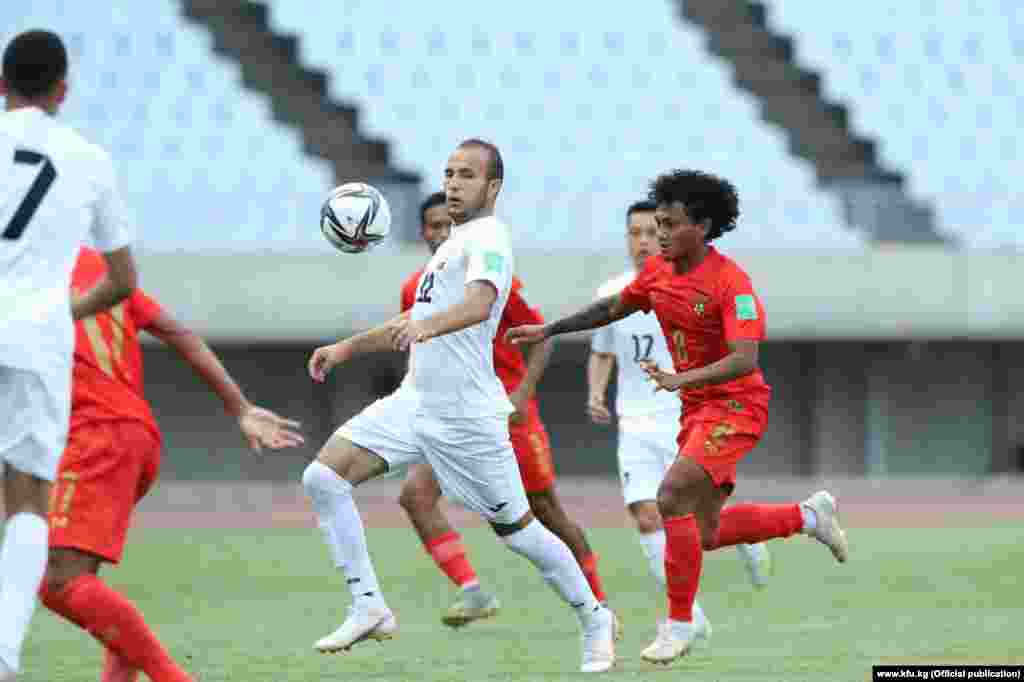 Оюндун 24-мүнөтүндө Мьянма оюнчусу Йан Наинг (Yan Naing) орой ойногону үчүн кызыл айып кагазын алып беттештен чыгарылып, Мьянма курамасы 10 оюнчу менен беттешти улантты.&nbsp;