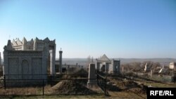 Могила на окраине поселка Жана-Курылыс Алматинской области. Ноябрь 2008 года.  