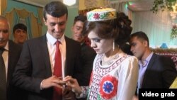 Cаидшо Асроров и его невеста Марджона Худойдодова