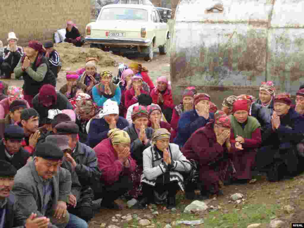 Эскерүүгө келгендер президентке ачык талаптарын коюшту.  - Commemoration Events in Aksy District of Jalal-Abat Region Devoted to Victims of 17-18 March Aksy Shooting. Kyrgyzstan - March 17, 2009. Photos byJanar Akaev.
