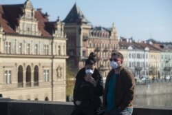 Редкие туристы на Карловом мосту в центре Праги