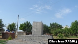 Постамент памятника Сталину в селе Старый Икан. Южно-Казахстанская область, 16 мая 2015 года.