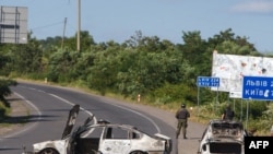 Згорілі автомобілі на місці стрілянині в Мукачеві. 11 липня 2015 року