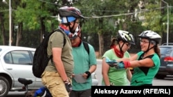 Сбор участников Veloquestʼа проходил на просторной велопарковке около Центрального парка отдыха. Алматы, 13 сентября 2015 года.