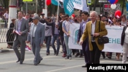 Кырым инженер педагогия университеты ректоры Чингиз Якубов (сулда) һәм аның әтисе, университет президенты Февзи Якубов колонна башында