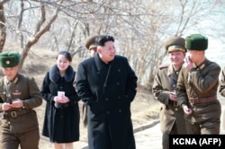 Кім Йо Джон (2-а л) уже багато років (це фото ще 2015-го) є чільною помічницею Кім Чен Ина (с)