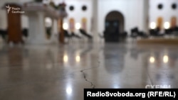 Тріщини на підлозі храму греко-католиків на Лівому березі біля недобудованого ЖК «Сонячна Рів'єра»