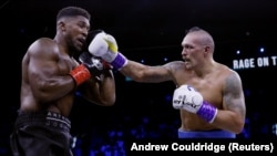Украинский боксер Александр Усик во время боя-реванша с британцем Энтони Джошуа. Город Джидда, Саудовская Аравия, 16 августа 2022 года