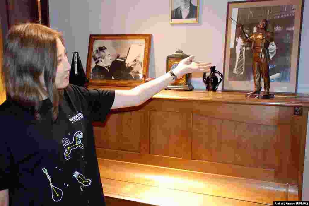 Мемориальный музей казахского композитора Нургисы Тлендиева (создан год назад) находится в квартире, в который он жил с конца 1970-х годов до самой смерти. Музейная экспозиция разместилась в пяти комнатах. Здесь почти полностью сохранена обстановка, которая была при его жизни. На снимке девушка из группы волонтеров показывает уменьшенную копию памятника Нургисе Тлендиеву, установленного в Алматы. Участники квест-игры &laquo;Музейный треугольник&raquo; должны были найти этот экспонат.