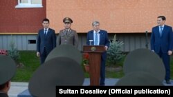 Алмазбек Атамбаев на церемонии открытия многоквартирного жилого дома для сотрудников ГКНБ. 27 октября 2017 года.