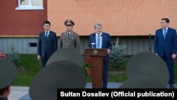 Алмазбек Атамбаев на церемонии открытия многоквартирного жилого дома для сотрудников ГКНБ. 27 октября 2017 г.