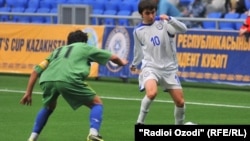 Футболисты во время матча между юниорскими  командами Казахстана и Таджикистана. Душанбе, 10 июня 2011 года. 