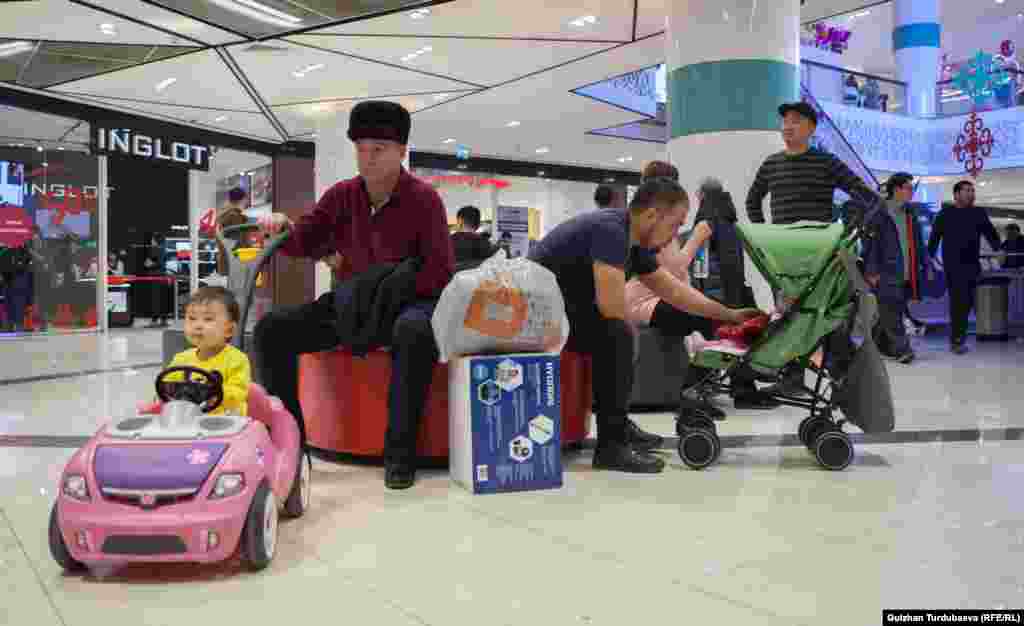 Апалары дүкөн кыдырып кеткенде балдарды атасы карап калат.&nbsp;&nbsp;