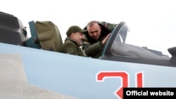Armenian Prime Minister Nikol Pashinian being briefed on the technical capabilities of Su-30SM fighter jets inside one of them. (The photo was released by the prime minister’s press service on December 27, 2019)