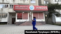 Шілдеде теңге долларға шаққанда 5 пайызға арзандап, рекордтық шекке жетті. Ұлттық банк интервенциядан бас тартып отыр. Сарапшылар бұл әрекетсіздік нарықтағы сенімді одан әрі әлсіретуі мүмкін деп санайды.

