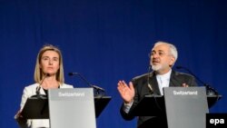 ÝB-niň daşary syýasat başlygy Federika Mogherini (Ç) Eýranyň daşary işler ministri Mohammad Jawad Zarif (S) bilen metbugat ýygnagynda çykyş edýär.