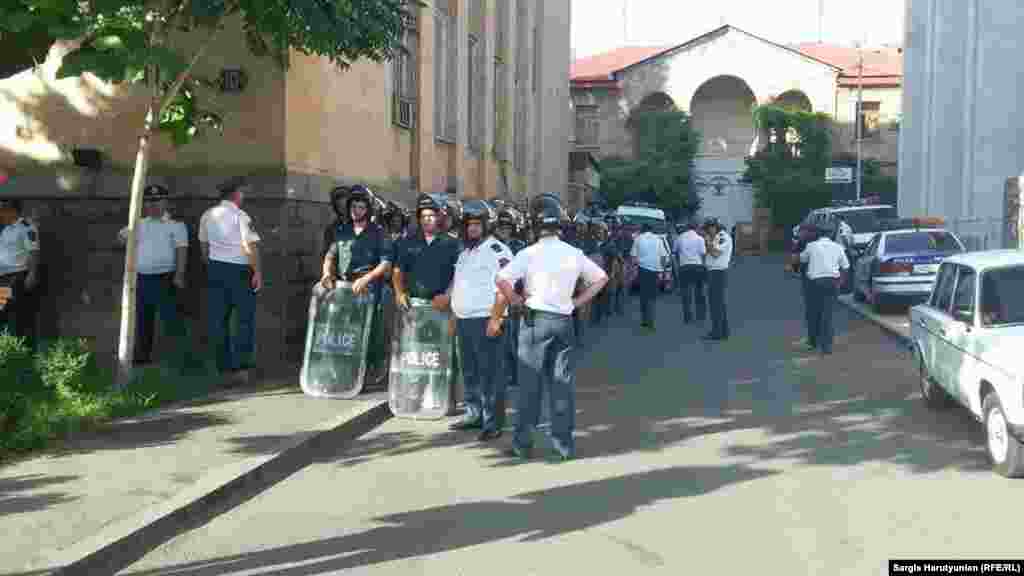Армения - Силы полиции стягиваются к проспекту Баграмяна и улице Демирчяна, пока протестующие готовятся начать марш к президентскому дворцу, Ереван, 22 июня 2015 г. &nbsp;