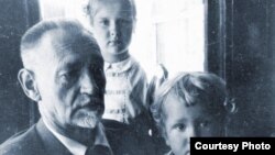 Ольга Матич с дедом Билимовичем и младшим братом Мишей в Сан-Франциско, 1949 г.