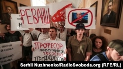 Фоторепортаж: кількасот студентів вийшли на акцію «Ні Портнову в КНУ»