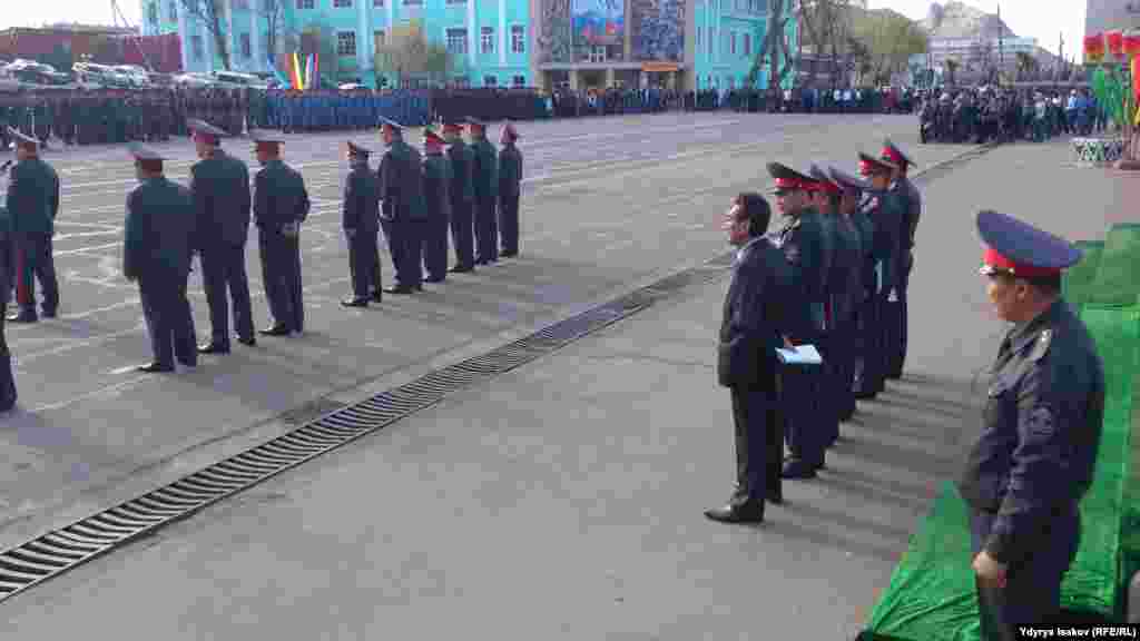 Ашырбаевдин айтуусунда, учурда аянттагы иш-чарада 3 миңдей милиция жана 2 миңге жакын элдик кошуунчу турат.