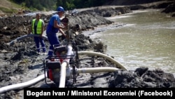 O firmă contractată de Salrom, administratorul Salinei, lucrează la soluții de deviere a apei din pârâul Corund. Apele Române și ISU pompează de asemenea apă din zonă pentru a reduce impactului salinității pe râul Târnava Mică.