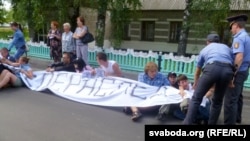 Міліцыя разганяе пікет перад будынкам турмы ў Горках