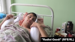 Хушнуд Исомиддинов мегӯяд, рӯзи бомдоди рӯзи 25 апрел дар пайи "облава" аз ошёнаи чаҳорум сарозер шуд ва ду муҳраи миёнаш шикастааст.