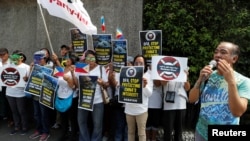 Филиппиндин Түштүк Кытай деңизине болгон укугун коргогон активисттер. Манила, 20-февраль, 2018-жыл.