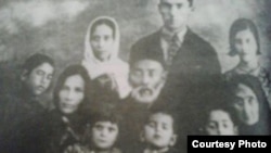 Seyid Əzim Şirvaninin oğlu Mir Cəfər onun arvadı Seyid Bikə və övladları, 1935-ci il.