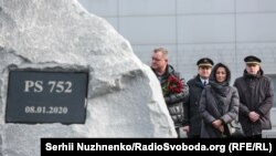 Киевдин Бориспол аэропортундагы PS752  каттамындагы учактын курмандыктарына коюлган эстелик. 17-февраль, 2020-жыл. 