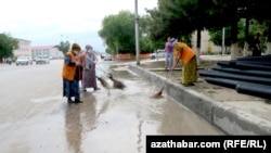 Дворники Ашхабада вручную осушают улицы от дождевой воды (архивное фото)