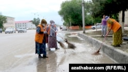 Ашхабадские коммунальщики (иллюстративное фото)  