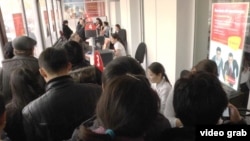 Kaspi bank бөлімшесіндегі салымдарын қайтарып алуға келген жұрт. Алматы, 18 ақпан 2014 жыл.