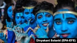 پارلمان هند لایحه جنجال‌برانگیزی را تصویب کرد که به مهاجران غیر مسلمان سه کشور حق تابعیت می‌دهد