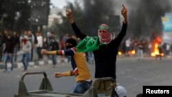 Палестиндер "Жаалдануу күнү" деген акция учурунда Израилдин коопсуздук күчтөрү менен кагылышуусу. Наблус, 22-декабрь, 2017-жыл.